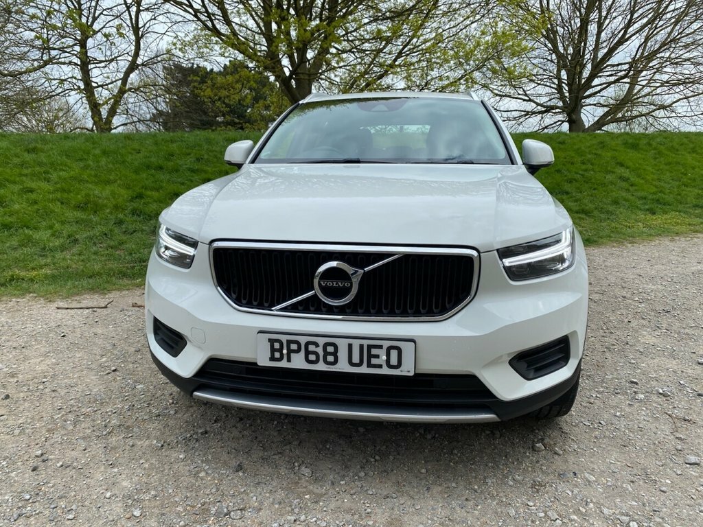 Volvo XC40 1.5L Momentum BP68UEO White #2