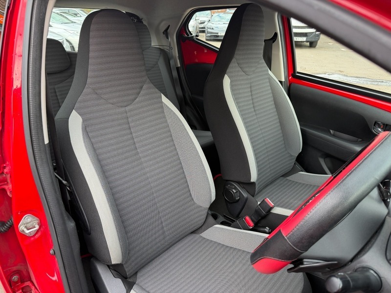 Toyota Aygo Vvt-i X-play X-shift PV19SZD Red #6