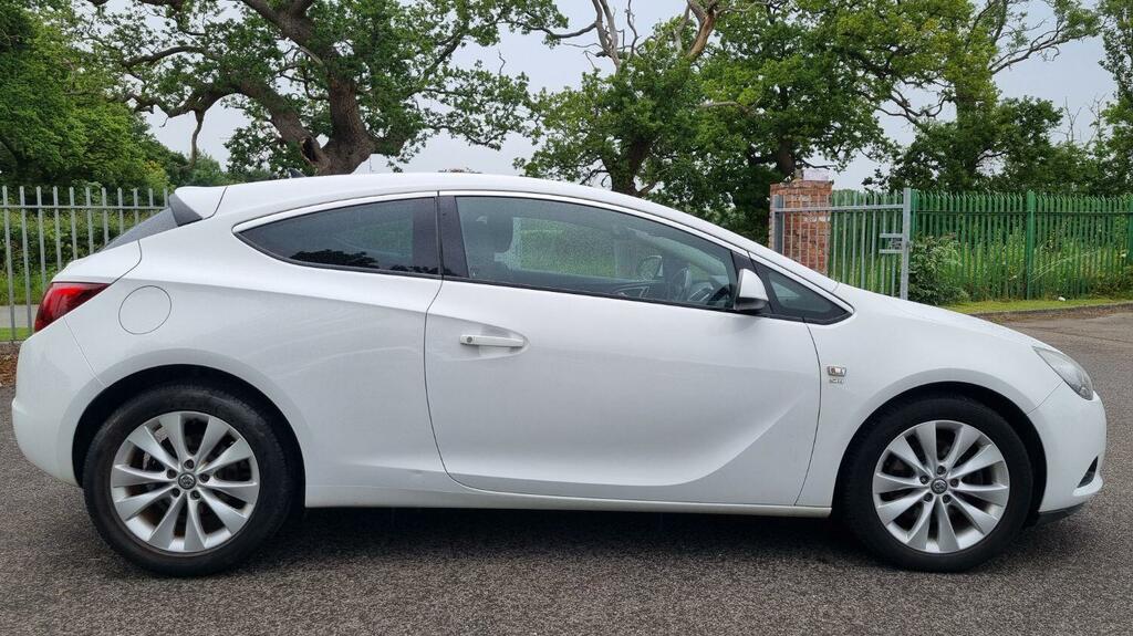 Vauxhall Astra GTC Coupe 1.4 T 16V Sri 2013 WX13TLK White #3