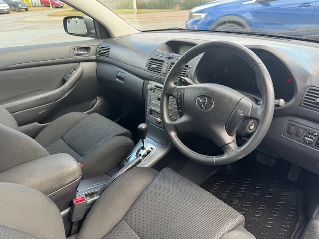 Toyota Avensis Hatchback 1.8 Vvt-i T3-x 2003 Gold #2