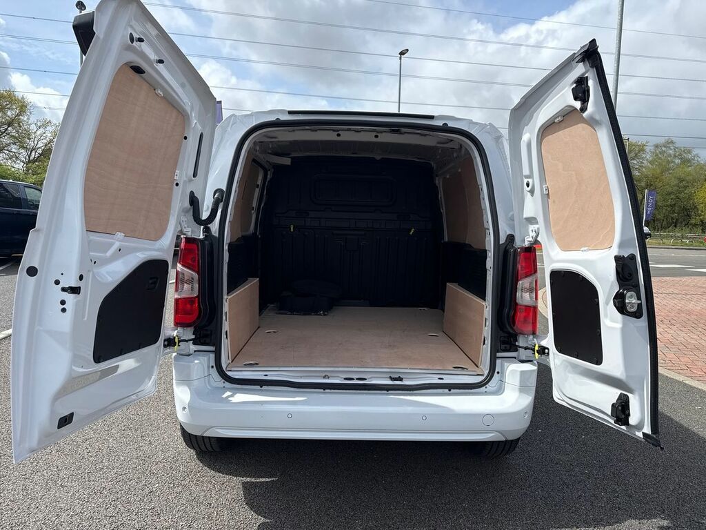 Vauxhall Combo-e Life 100Kw Pro 52Kwh H1 Van White #4