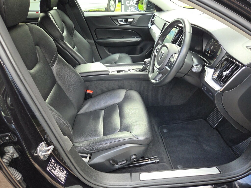 Volvo V60 2.0 D3 150 Momentum Plus GC19WDO Black #3