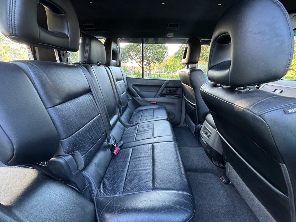 Mitsubishi Shogun Estate Silver #15