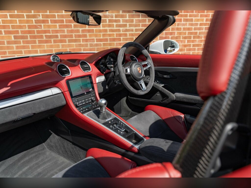 Porsche 718 Spyder 4.0 2dr Silver #17