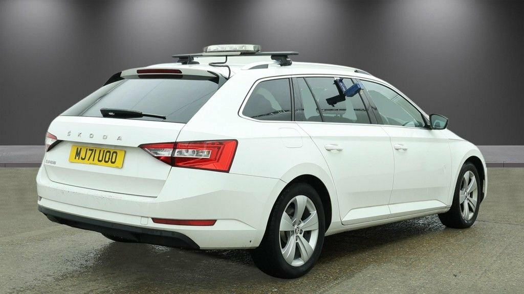 Skoda Superb 2L Se Technology White #4