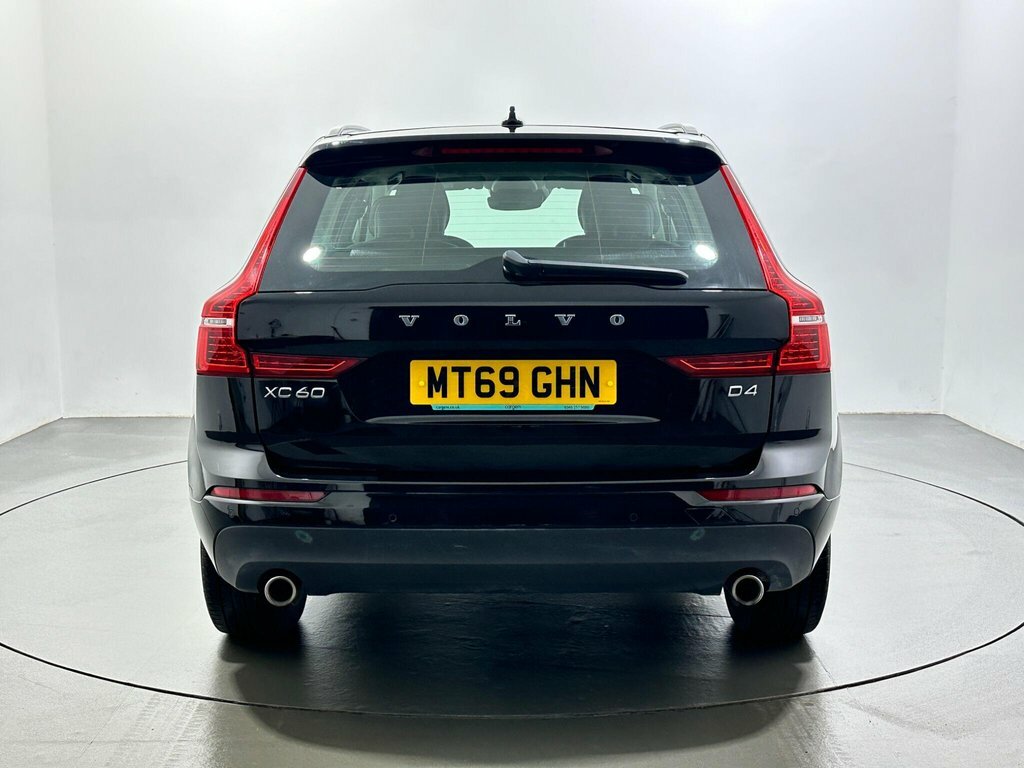 Volvo XC60 2L Momentum MT69GHN Black #6