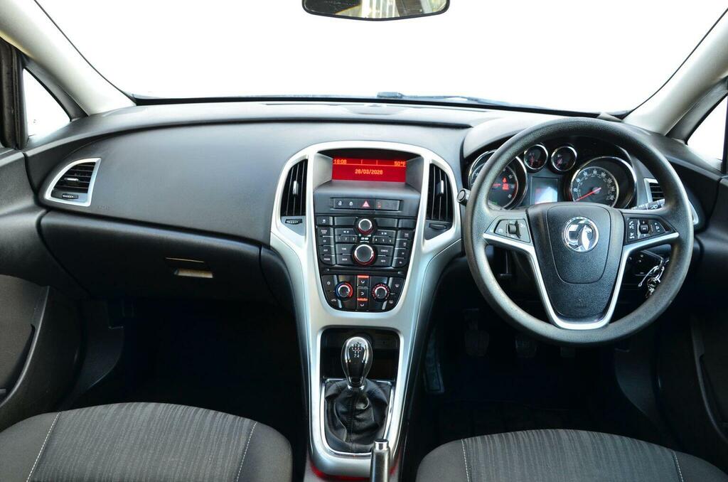 Vauxhall Astra Hatchback 1.6 16V Exclusiv Euro 5 201060 BK60ZWB Silver #2