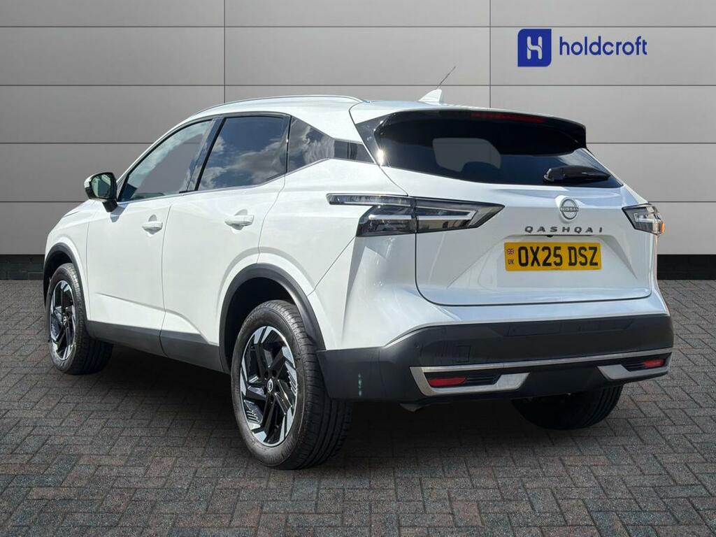 Nissan Qashqai 1.3 Dig-t Mh 158 N-connecta Xtronic OX25DSZ White #3