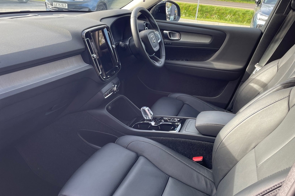 Volvo XC40 Ultra Dark RE25WHT Blue #2