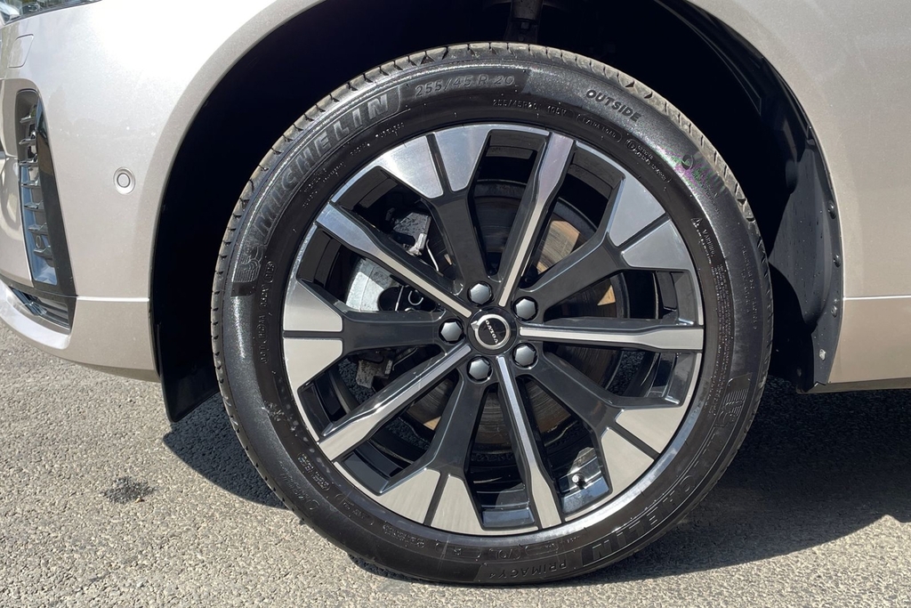 Volvo XC60 Ultra Dark RV75WWJ Gold #5