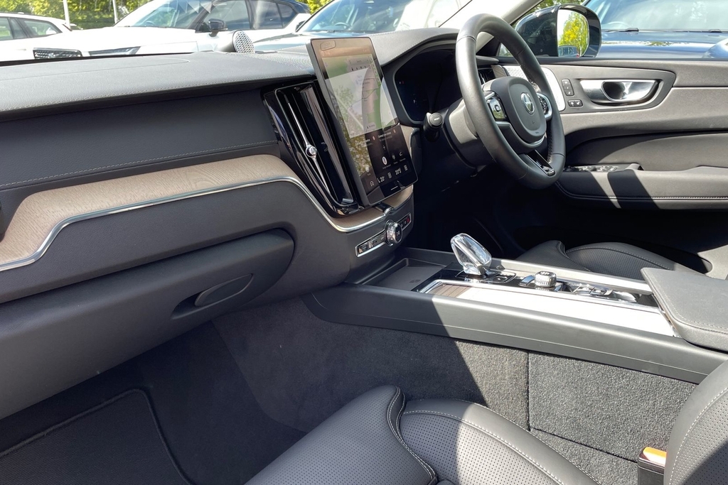 Volvo XC60 Ultra Dark RV75WWJ Gold #2