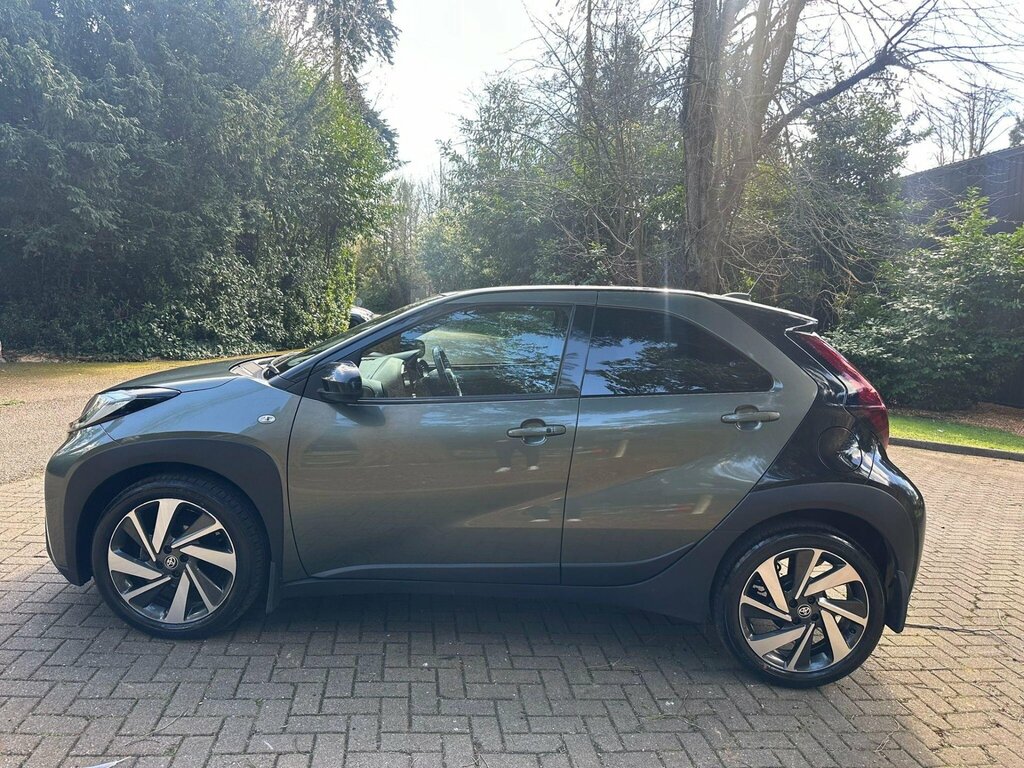 Toyota Aygo X 1.0 Vvt-i Exclusive Euro 6 Ss RF72BSX Green #2