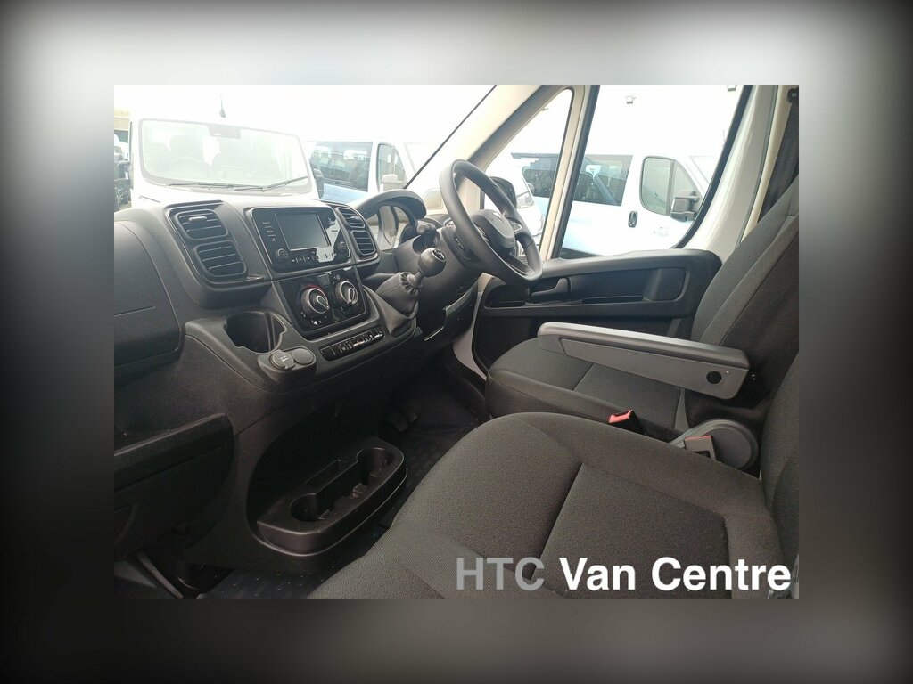 Peugeot Boxer 2.2 Bluehdi 335 Professional Panel Van CK25GXT White #4