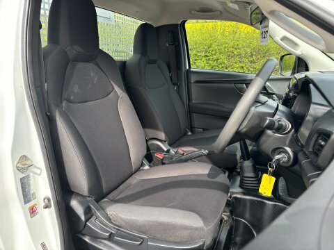 Isuzu D-Max Utility 1.9 Td DK71PYG White #4