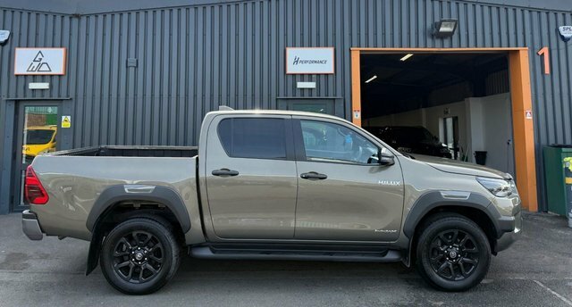 Toyota HILUX 2.8 D-4d-h Invincible X Pickup Hybrid A SM74UAU Brown #5