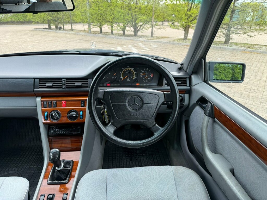 Mercedes-Benz E Class Cpe White #10