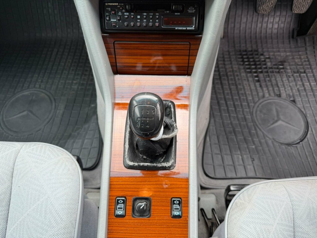 Mercedes-Benz E Class Cpe White #16