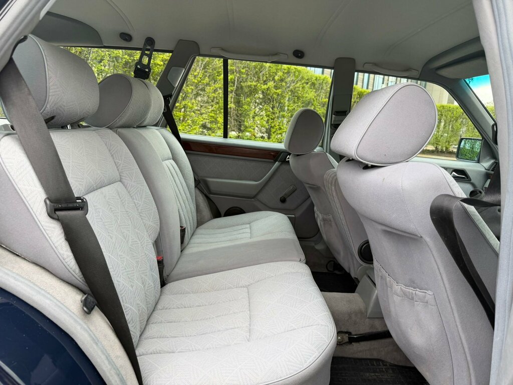 Mercedes-Benz E Class Cpe White #25