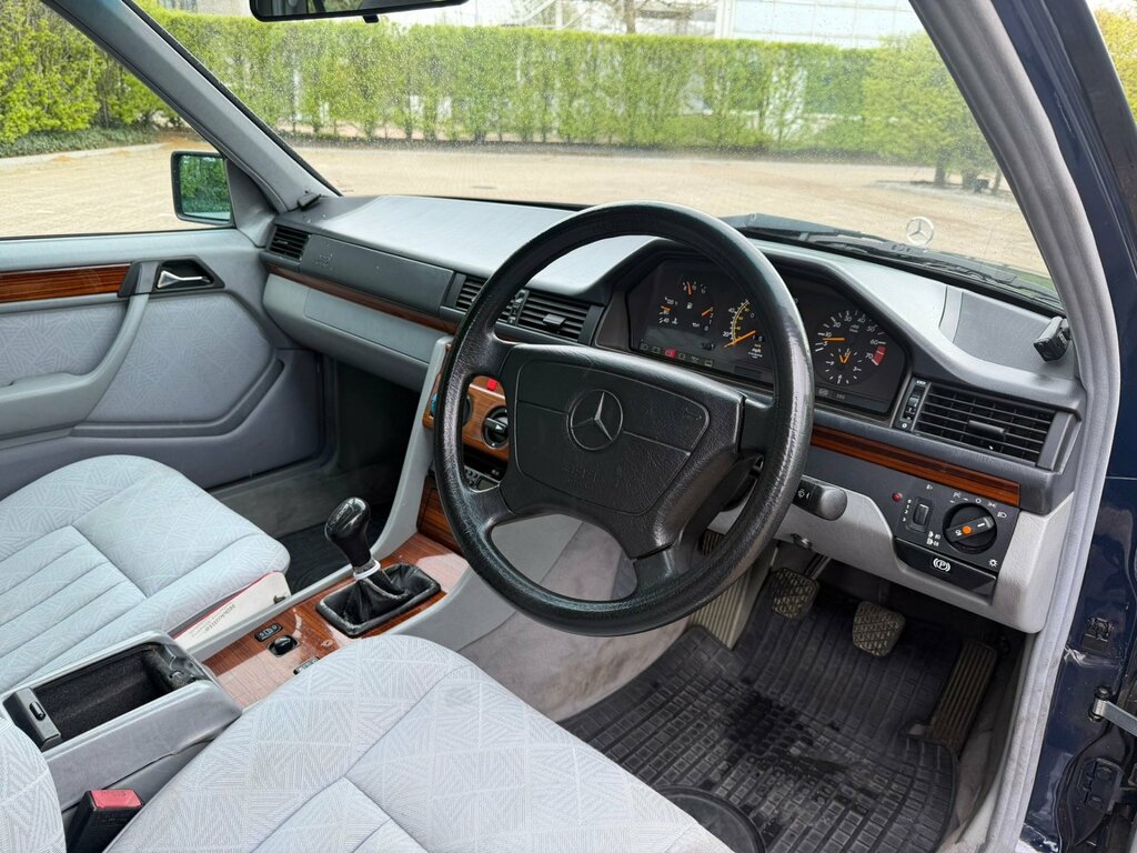Mercedes-Benz E Class Cpe White #18