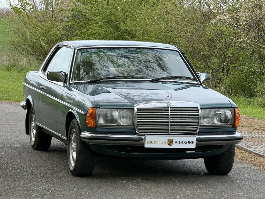 Mercedes-Benz 230 230E Saloon W123 Silver #48