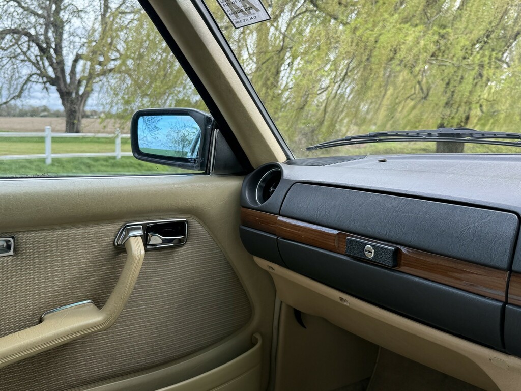 Mercedes-Benz 230 230E Saloon W123 Silver #38