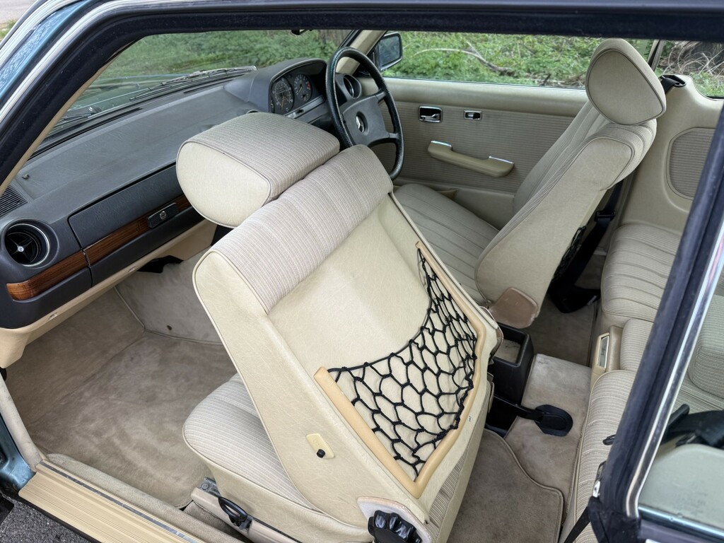Mercedes-Benz 230 230E Saloon W123 Silver #23