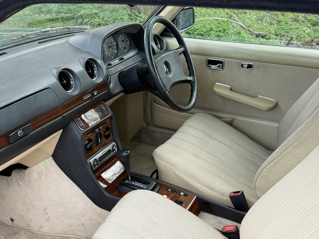 Mercedes-Benz 230 230E Saloon W123 Silver #34