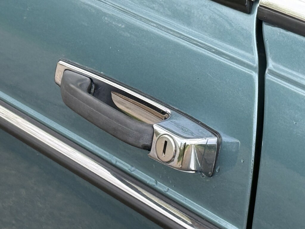 Mercedes-Benz 230 230E Saloon W123 Silver #16