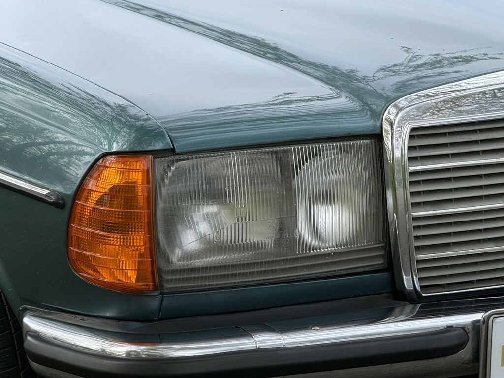Mercedes-Benz 230 230E Saloon W123 Silver #17