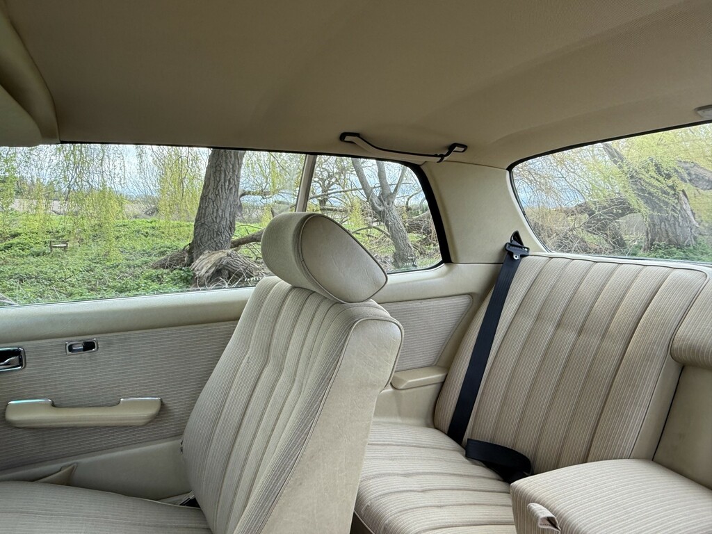 Mercedes-Benz 230 230E Saloon W123 Silver #25