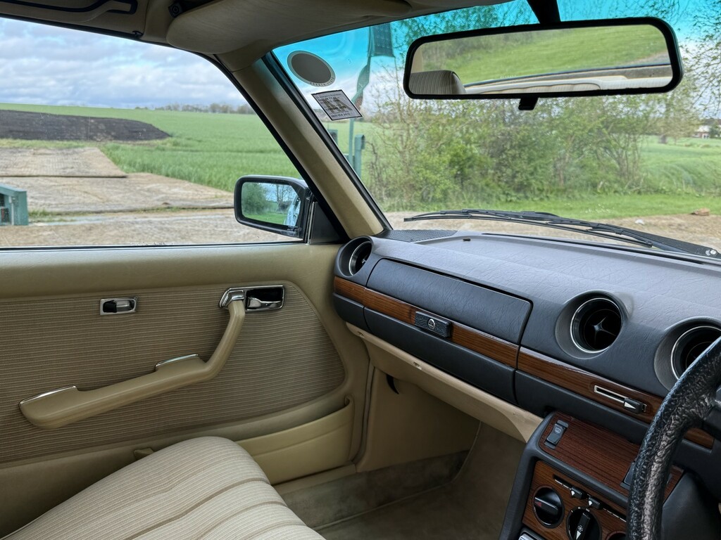 Mercedes-Benz 230 230E Saloon W123 Silver #27