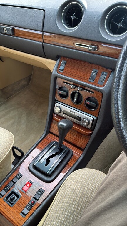 Mercedes-Benz 230 230E Saloon W123 Silver #32