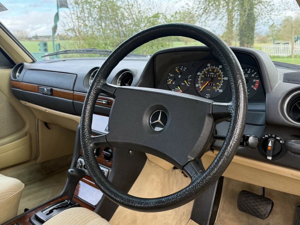 Mercedes-Benz 230 230E Saloon W123 Silver #28