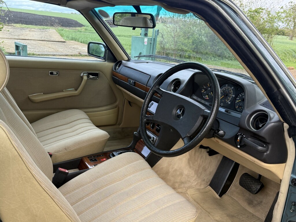 Mercedes-Benz 230 230E Saloon W123 Silver #26