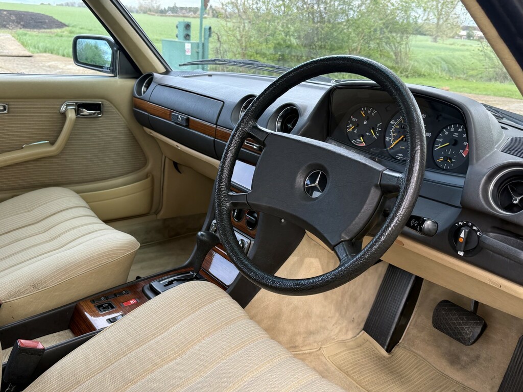Mercedes-Benz 230 Coupe Green #6