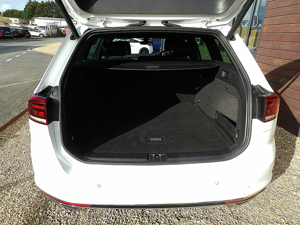 Volkswagen Passat 2.0 Tdi Scr 190 R-line Estate White #6