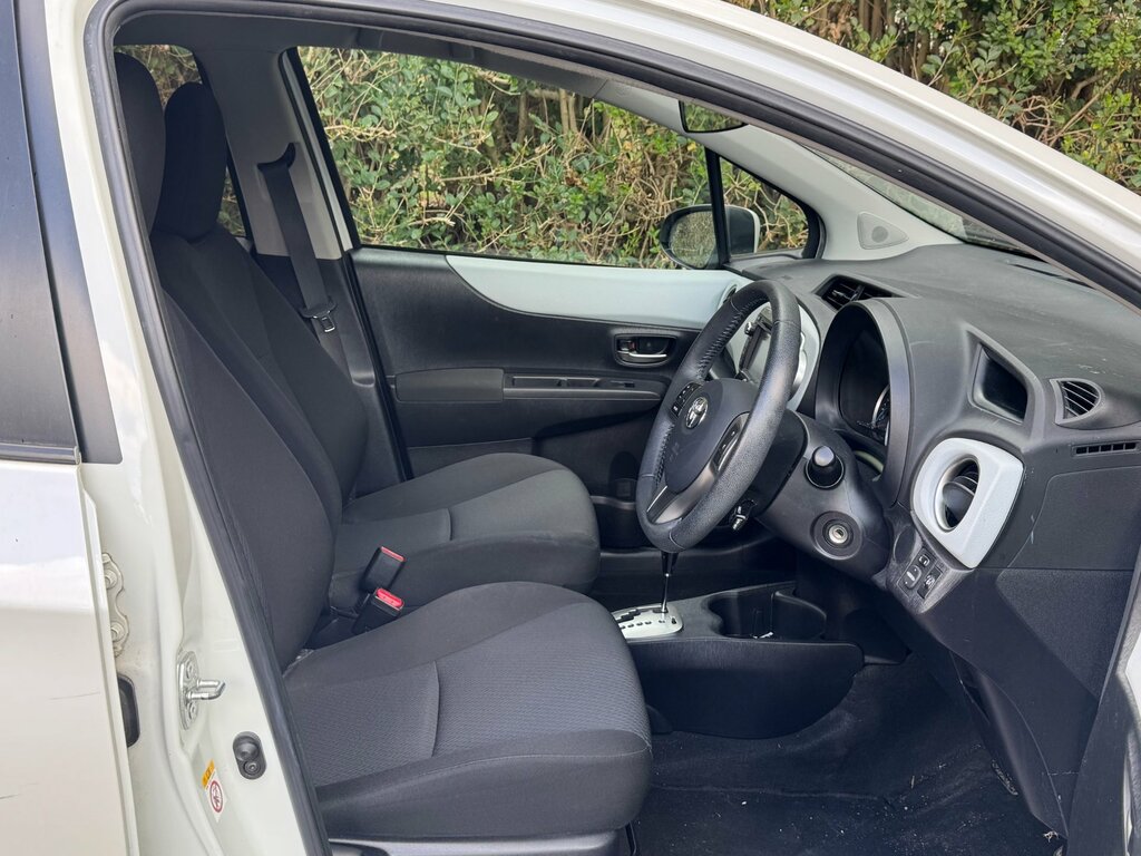 Toyota Yaris 1.5 Vvt-h Icon Plus Hatchback Hybrid Cv White #3