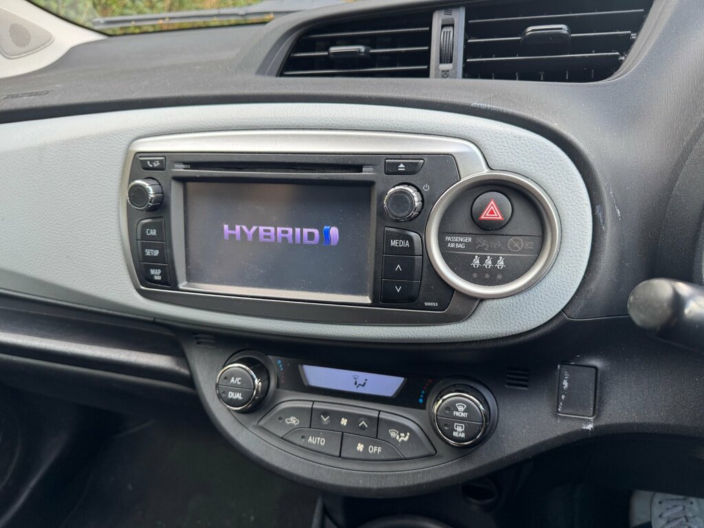 Toyota Yaris 1.5 Vvt-h Icon Plus Hatchback Hybrid Cv White #6