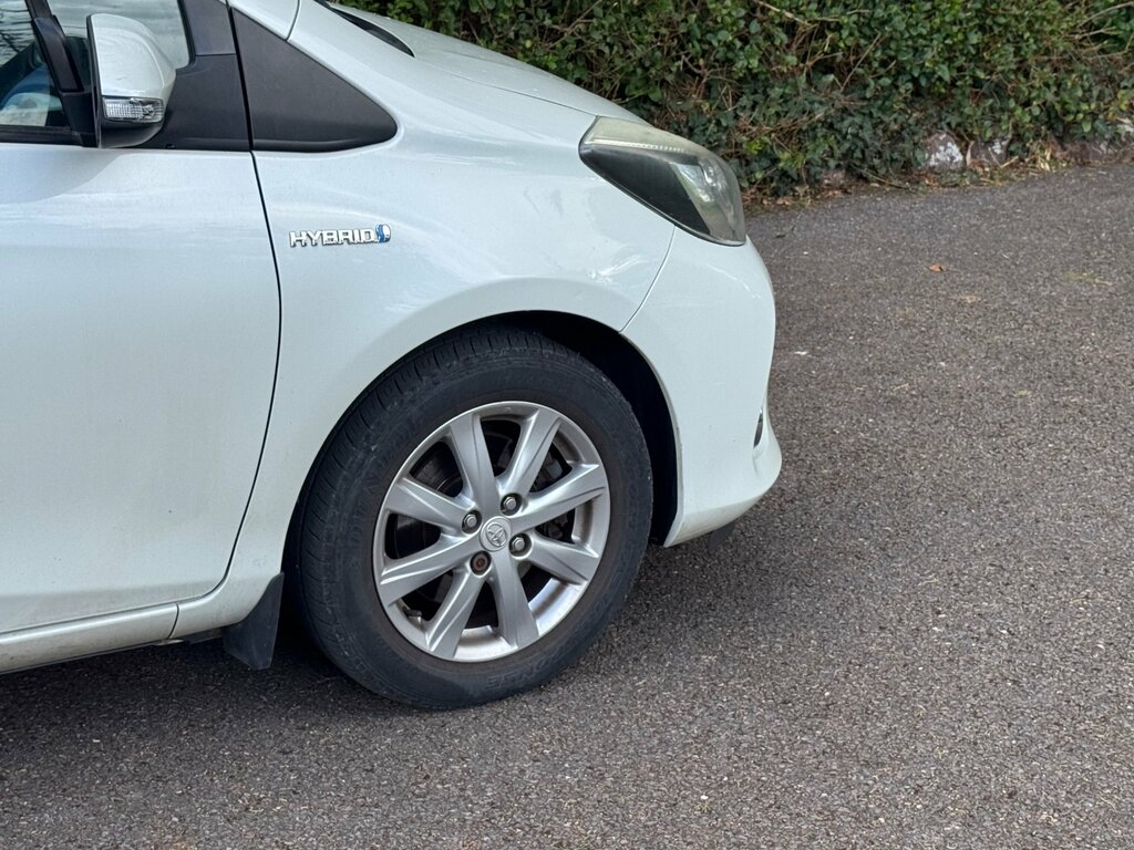 Toyota Yaris 1.5 Vvt-h Icon Plus Hatchback Hybrid Cv White #2