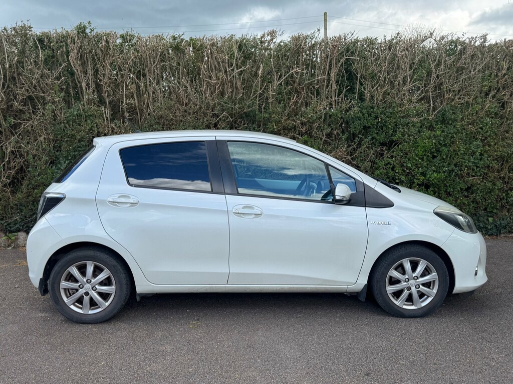 Toyota Yaris 1.5 Vvt-h Icon Plus Hatchback Hybrid Cv White