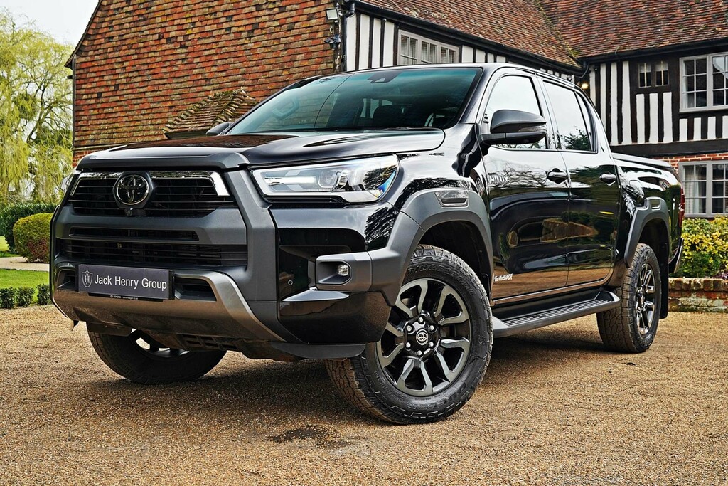 Toyota HILUX Hi-luxury Invincible X D-4d 4Wd Double Cab 4W Black