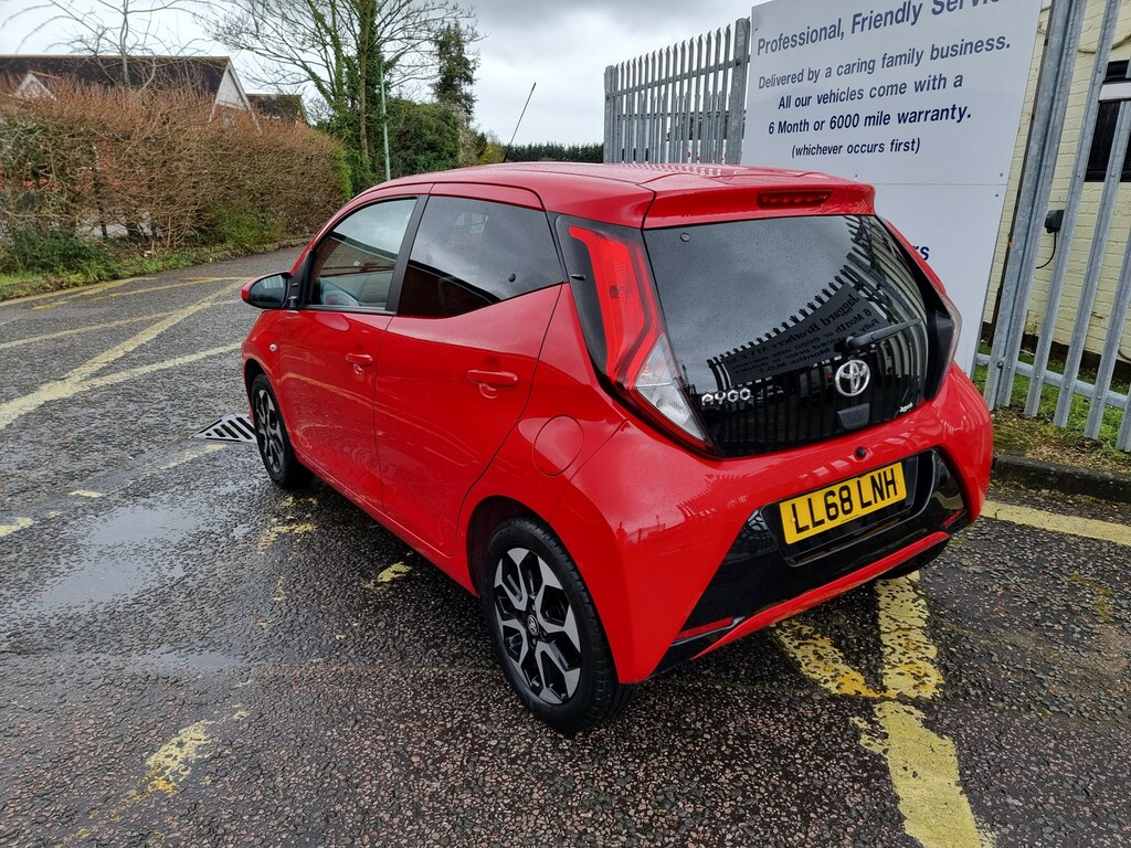 Toyota Aygo 1.0 Vvt-i X-plore Hatchback LL68LNH Red #3