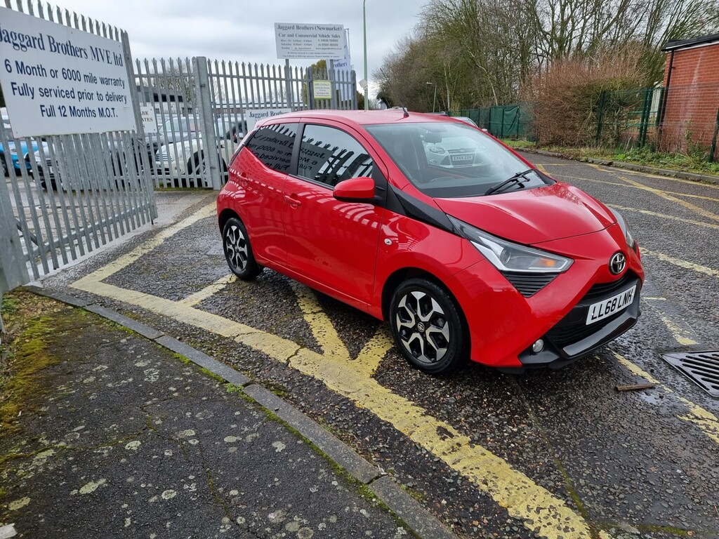 Toyota Aygo 1.0 Vvt-i X-plore Hatchback LL68LNH Red #2