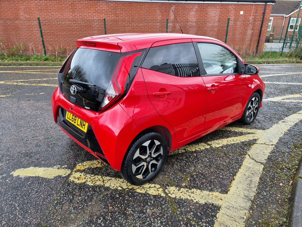 Toyota Aygo 1.0 Vvt-i X-plore Hatchback LL68LNH Red #4