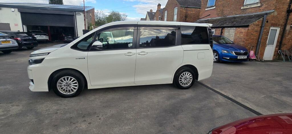 Toyota Noah Voxy Hybrid Zwr80 Hybrid White #6