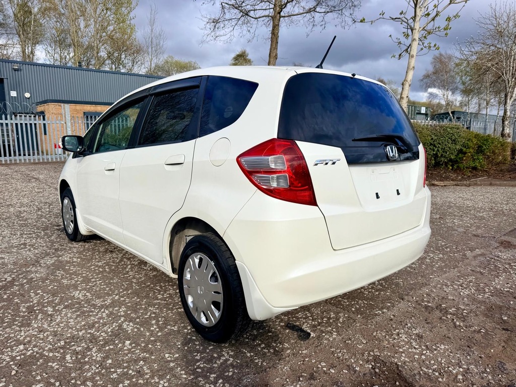 Honda Fit Jazz Fresh Import 1.3 Hatchba White #4