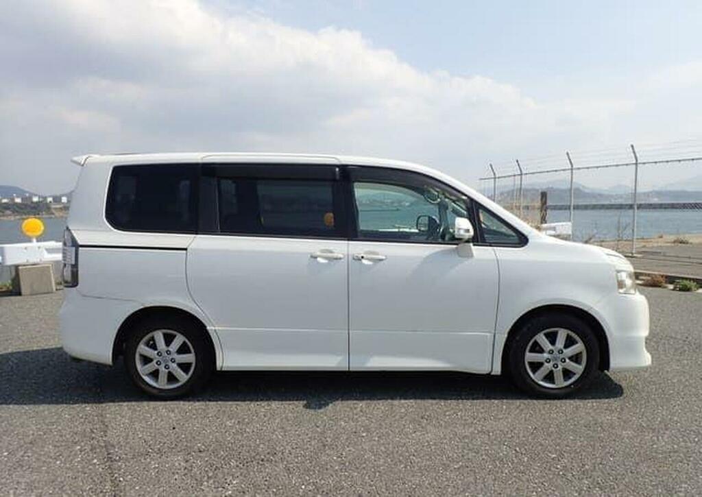 Toyota Voxy 2.0 Purple #8