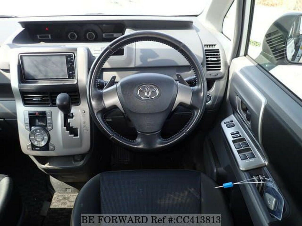 Toyota Voxy 2.0 Purple #10