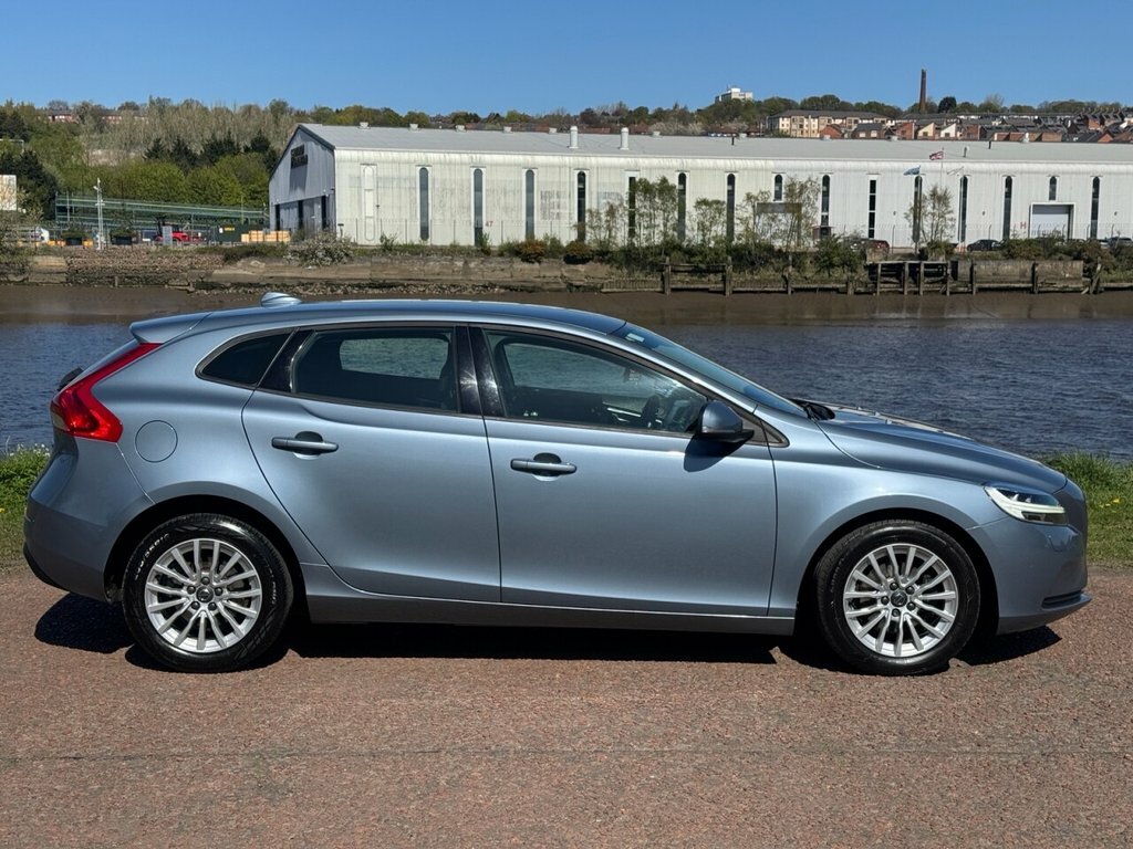 Volvo V40 2L Momentum Nav Plus RJ17BGU Blue #3