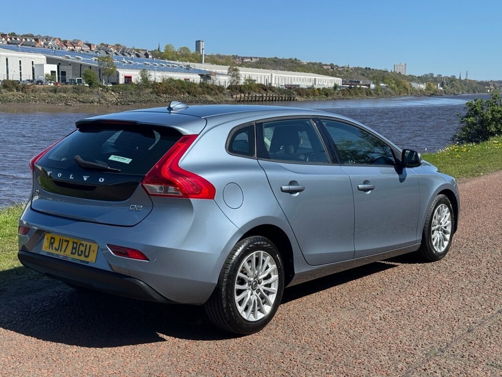 Volvo V40 2L Momentum Nav Plus RJ17BGU Blue #4